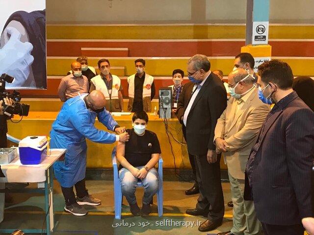 تزریق واکسن سینوفارم به نوه ی ۱۲ ساله وزیر بهداشت