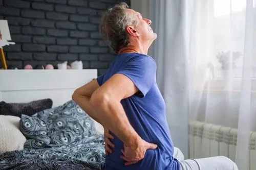 نشستن نادرست از دلایل مهم بروز آرتروز و دیسک کمر در بزرگسالی