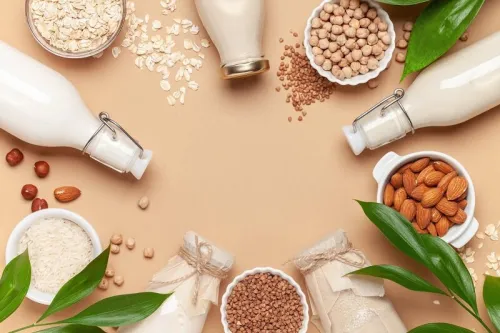 پشت پرده یک باور رایج شیر بادام بهتر است یا شیر گاو؟