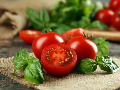 خوردن گوجه فرنگی برای این افراد ضرر دارد 5 عارضه مهم